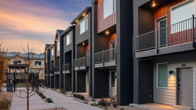 Vida moderna en casas adosadas - Railrunner Townhomes