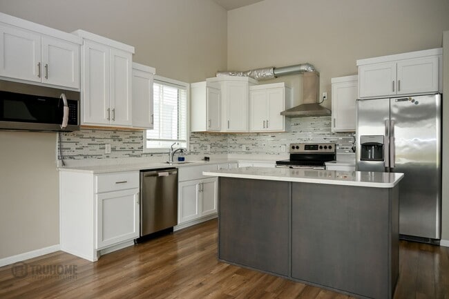 Building Photo - 4 Bed 3 Bath House for Rent!