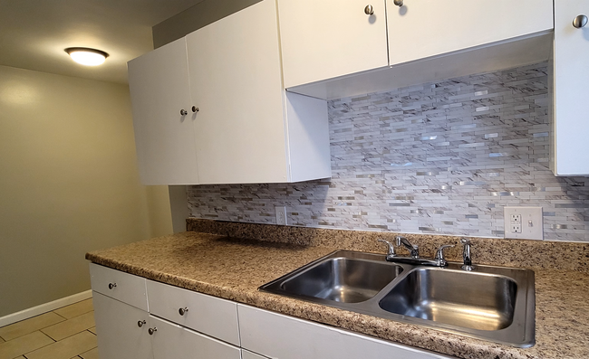 Foto del edificio - Beautiful studio Apartment Close to Wright...