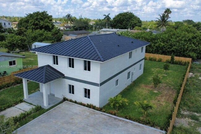 Foto del edificio - 722 NW 6th Ct