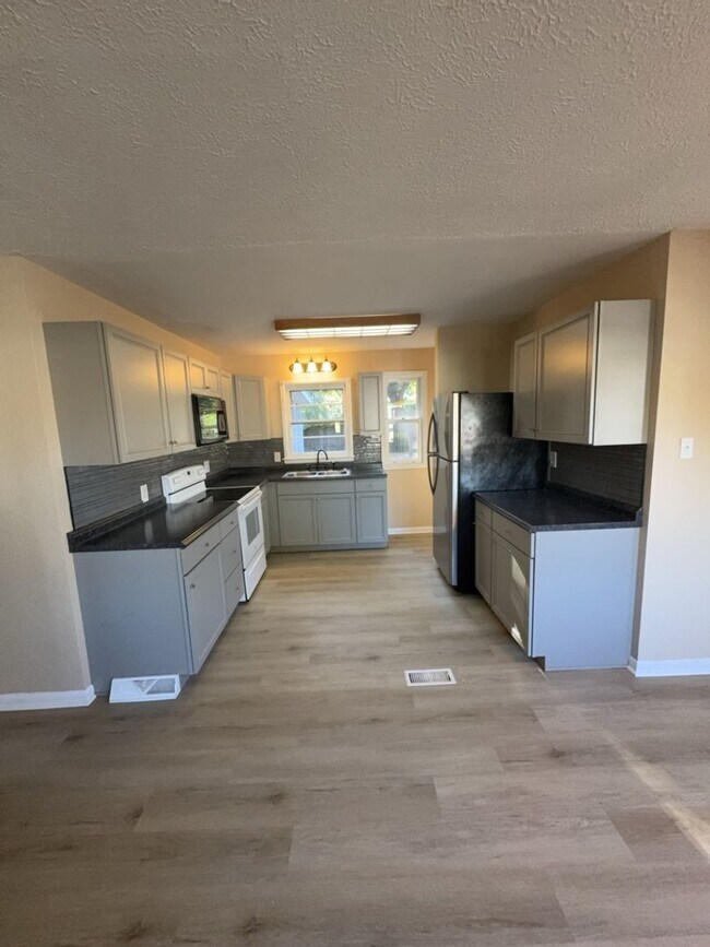 Foto del edificio - REDUCED! Beautifully Updated 3 Bedroom 2 B...