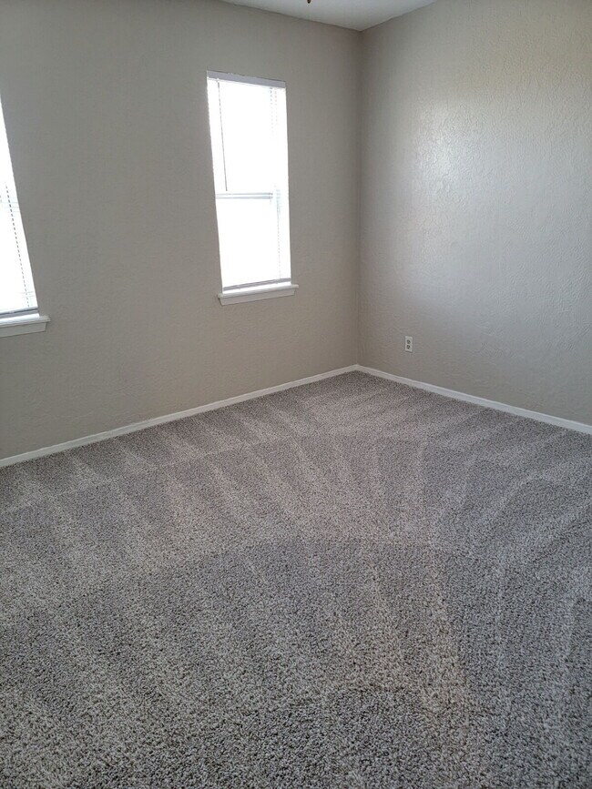 Building Photo - Townhome Style 2BR - $99 Move In Special!