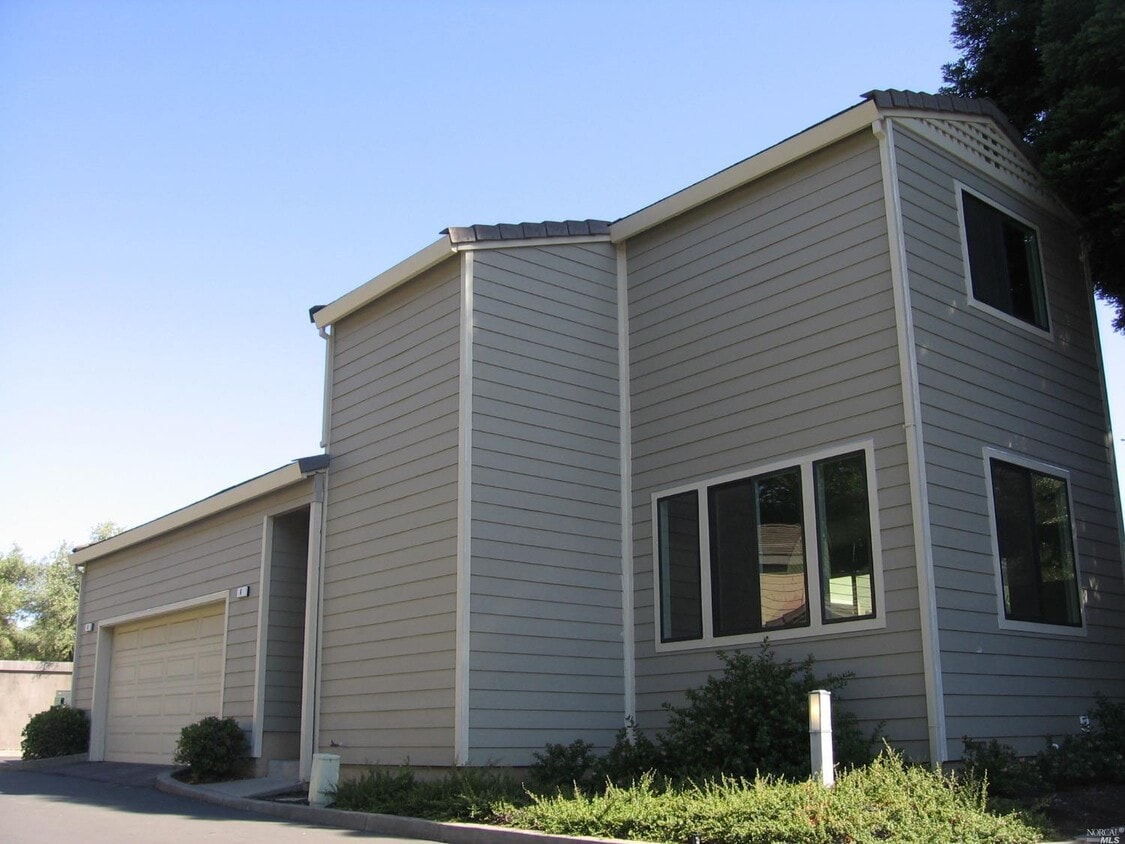 6 Burgundy Way, Yountville, CA 94599 Condo for Rent in Yountville, CA