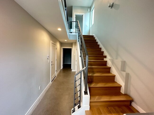 Building Photo - 3Bd/3.25Ba Seattle House