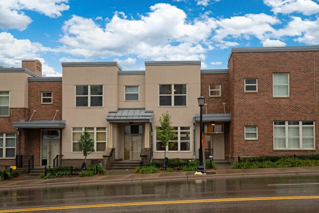 Foto del edificio - 221 1st Ave NE