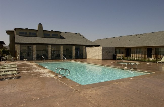 Piscina - College Park Apartment Homes