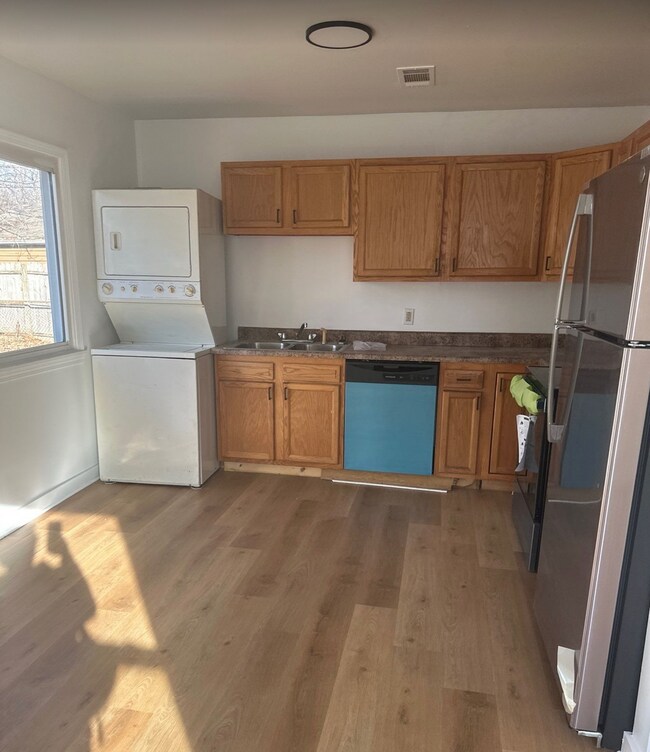 Building Photo - 637 Cosler Dr