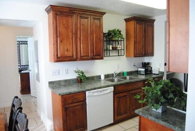 Building Photo - 161 E 70 S