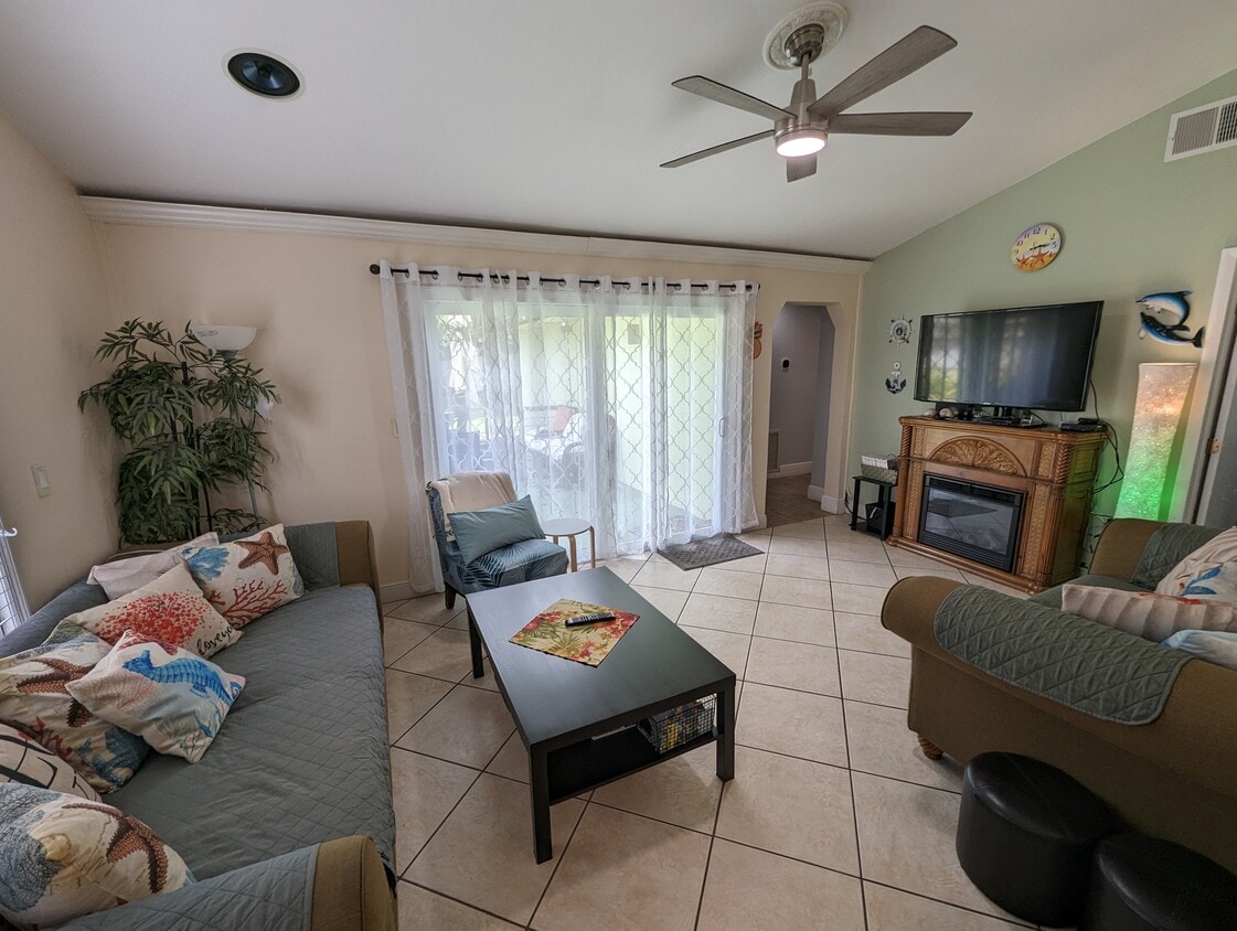 living room - 2394 Zeder Ave (Delray Beach, FL)