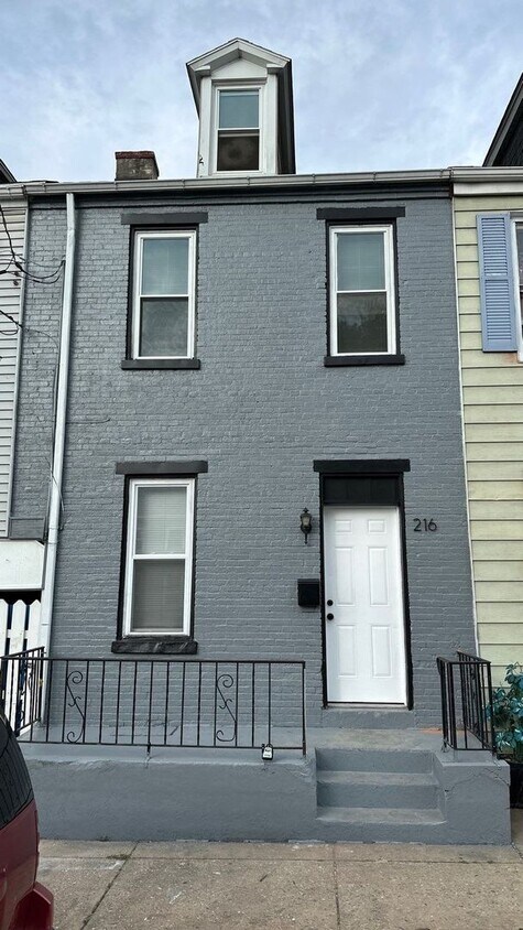 Primary Photo - Charming 3 BR, 1 BA Townhouse in Columbia!