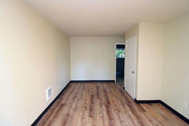 Building Photo - 5704 SW Beaverton Hillsdale Hwy