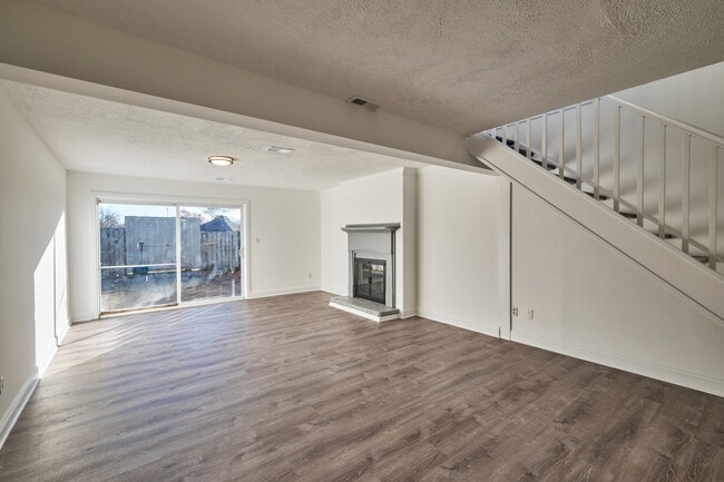 Building Photo - 7401 Countrybrook Dr