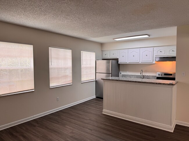 Foto del edificio - Updated One Bedroom, One Bath Apartment in...