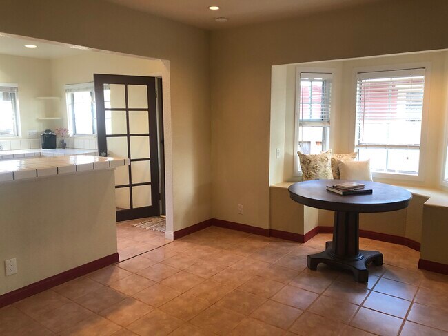 Desayuno con puerta automática y amplia encimera. Porche junto a la cocina con acceso al patio lateral. - 2208 Gramercy Ave