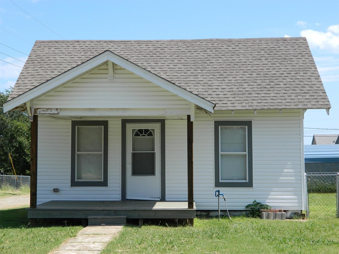 Primary Photo - 716 S Steele Ave