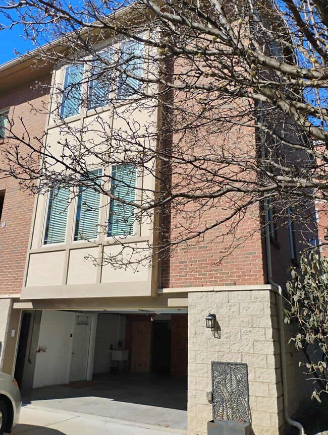 Building Photo - 323 Eden Ave