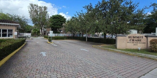 Foto del edificio - 8405 NW 8th St