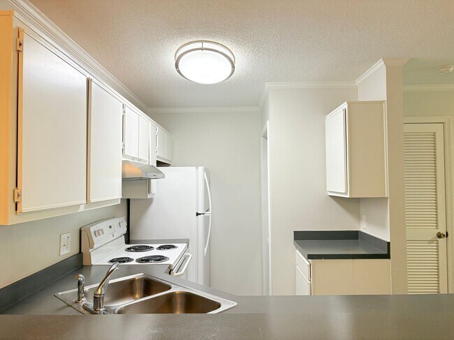 Building Photo - 105 Stratford H