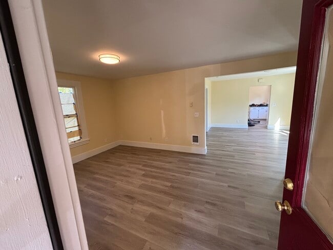 Building Photo - 651 W 12th Ave