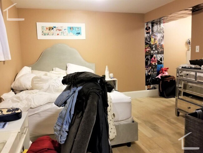 Building Photo - Great 3 bedroom close to BU