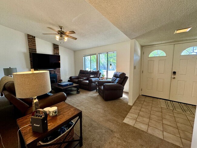Building Photo - Adorable Home in Citrus Heights! **Availab...