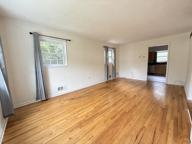 Building Photo - Updated Duplex in Prime Location with Ample Outdoor Space