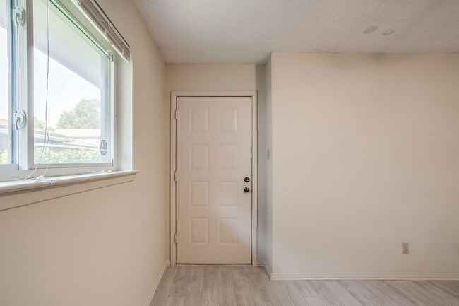 Foto del edificio - One side of 2 story duplex available-  3 b...