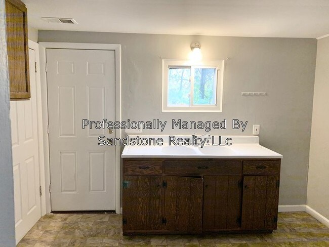 Building Photo - 2 Bedroom Duplex - All Utilities Included