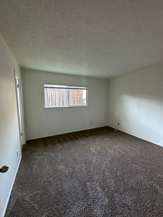 Building Photo - Perfect Commute Location! New Carpet, New ...