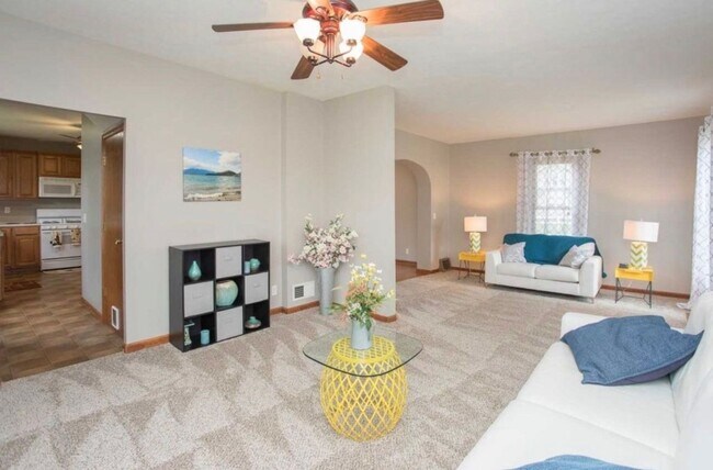 Foto del edificio - 3x2 corner lot w/ fenced backyard