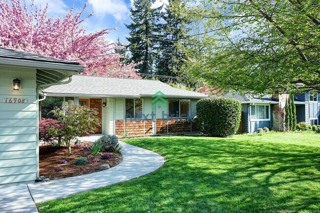 Foto del edificio - Beautifully Remodeled 4 Bed 2.5 Bath for R...