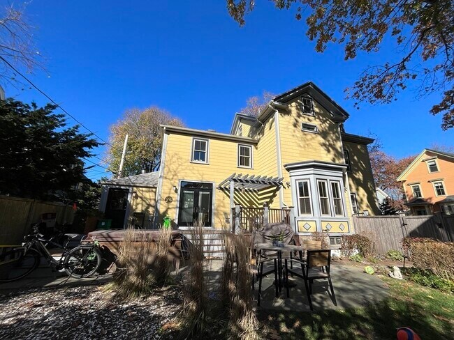 Foto del edificio - 42 Holbrook St