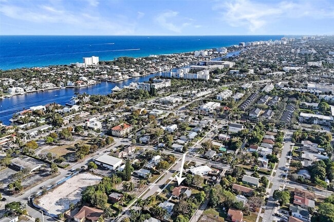 Building Photo - 820 SE 4th Ave