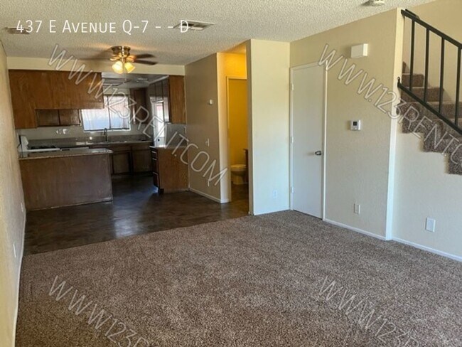 Building Photo - 2BD/ 1.5BTH TOWNHOUSE EAST PALMDALE