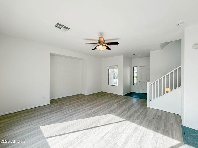 Photo - 1009 E Iris Dr House