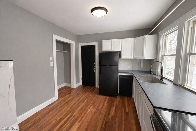 Foto del edificio - 3702 W 135th St