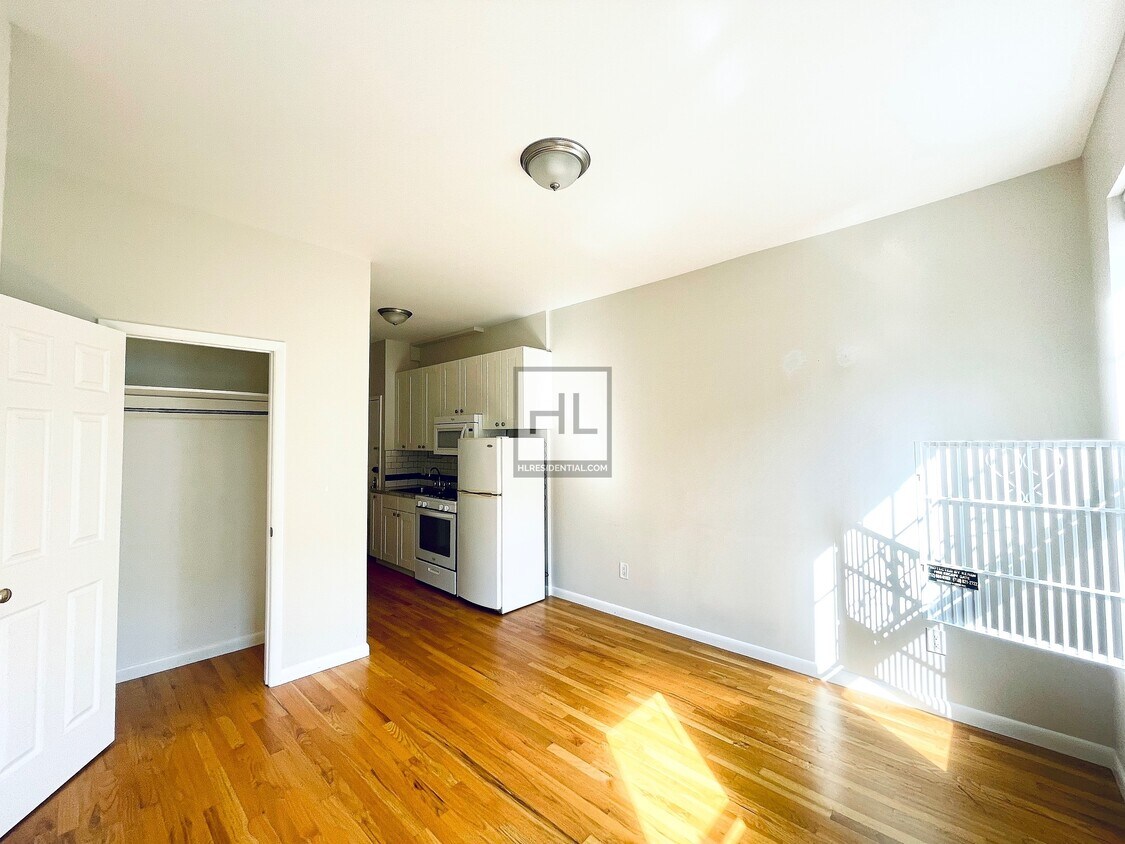 Building Photo - Freshly updated 1 Bed | East 7th Street, E...