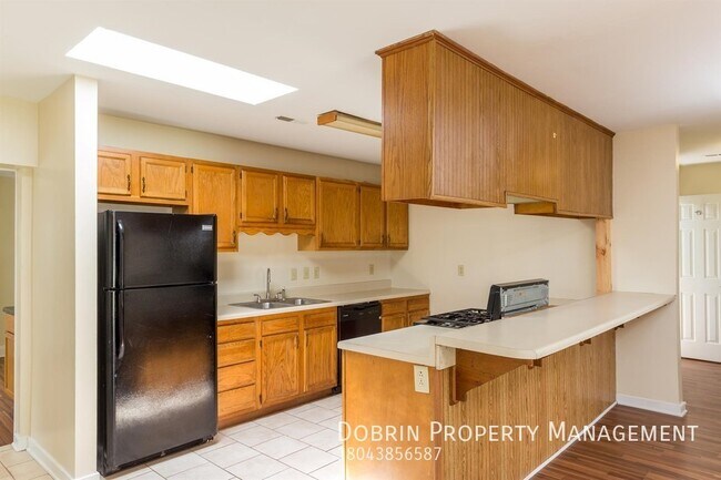Foto del edificio - Beautiful 4BD with JACUZZI near VCU & the Fan