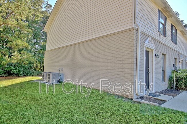 Building Photo - 220 Meadowbrook Ct