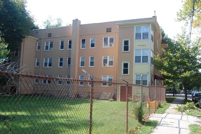 Building Photo - 1320 W State St
