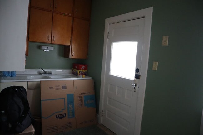 Building Photo - 2-3 bedroom house with 1 car garage in Ind...