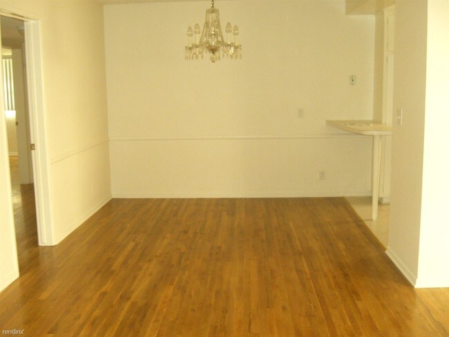 Building Photo - 919 S Sherbourne Dr