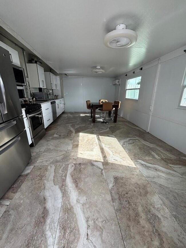 Building Photo - 1077 Fernlea Dr