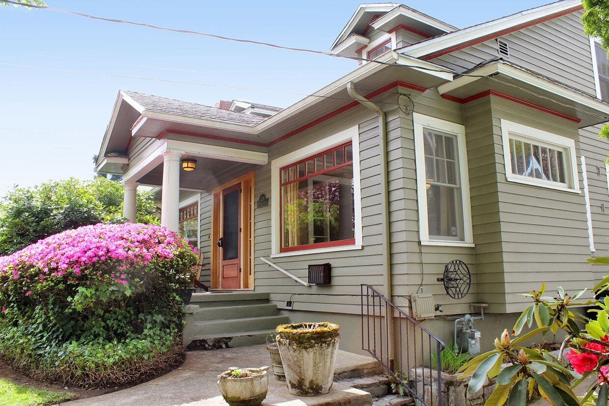 Primary Photo - 3324 NE Peerless Pl