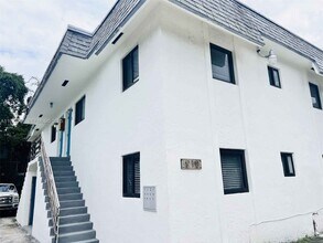 Building Photo - 910 SW 4th Ave