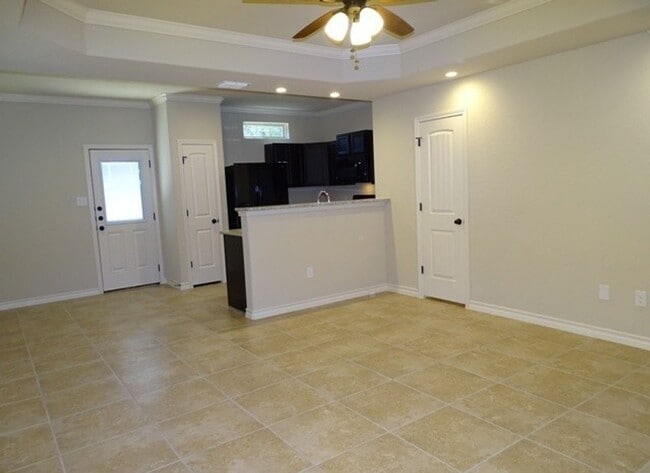 Building Photo - 6850 Lakeview Dr.