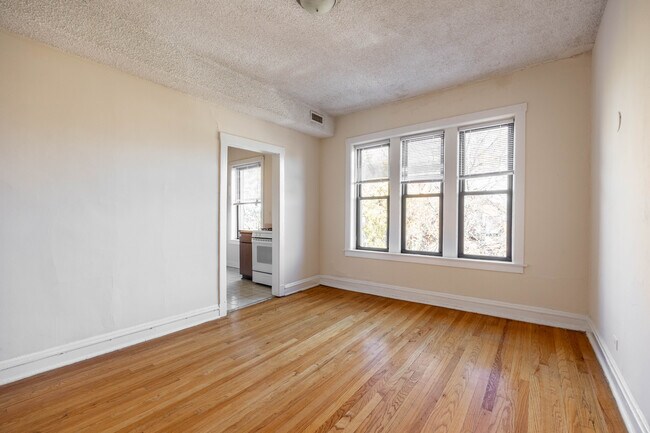 Foto del edificio - 3523 N Racine Ave