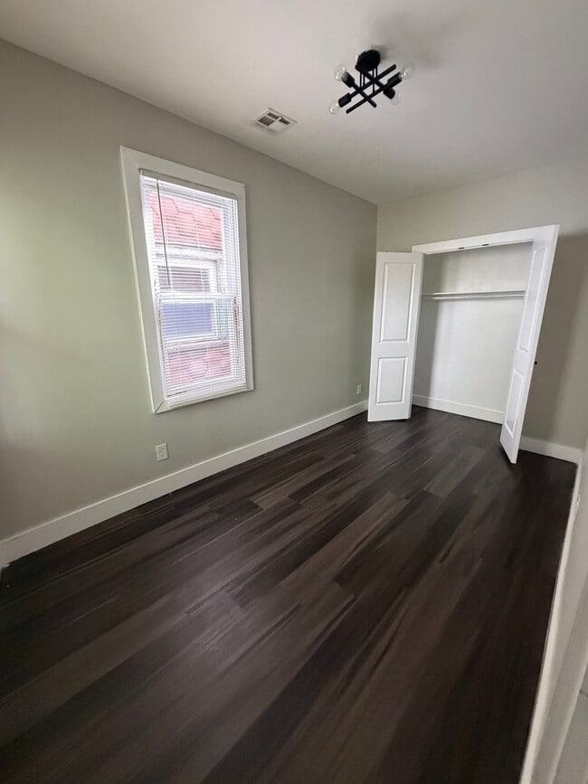Building Photo - 154 Sanford St