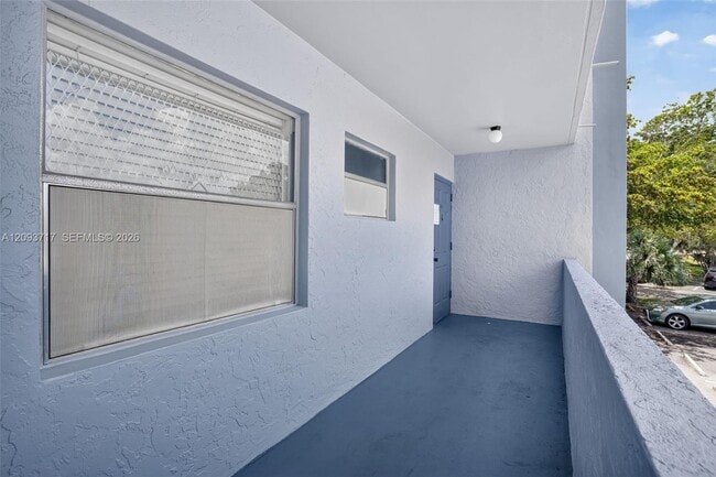 Foto del edificio - 8390 Sands Point Blvd