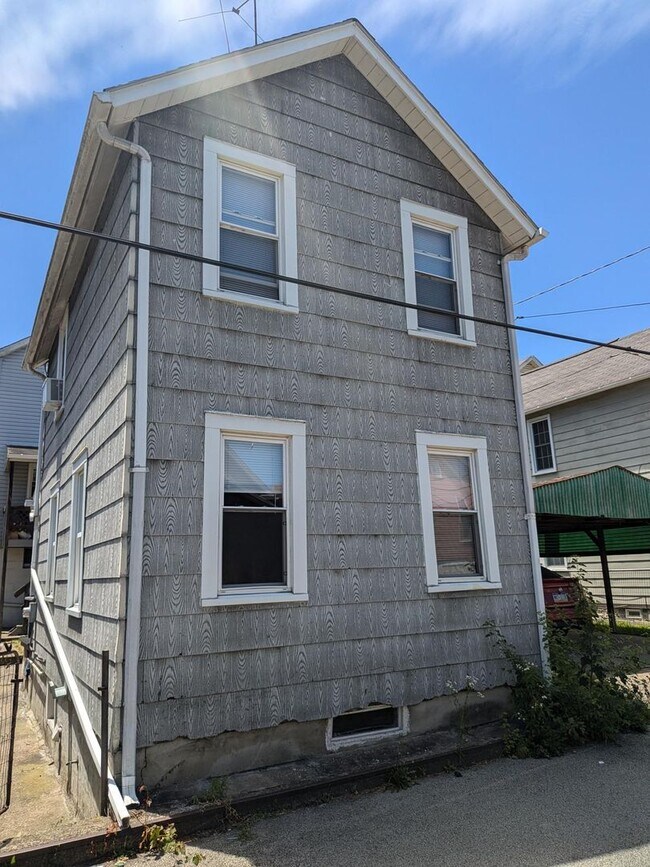 Foto del edificio - Fallowfield Ave Duplex